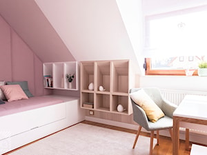 Pudrowo-miętowy pokój 6-letniej Zosi - Mały biały różowy pokój dziecka dla dziecka dla nastolatka dla dziewczynki, styl nowoczesny - zdjęcie od PX3 Pracownia Projektowa Prokopowicz