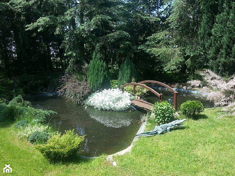 mój azyl - Średni ogród japoński z oczkiem wodnym za domem - zdjęcie od adddg