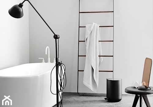 Średnia jako pokój kąpielowy z marmurową podłogą łazienka, styl skandynawski - zdjęcie od Czerwona Maszyna.pl