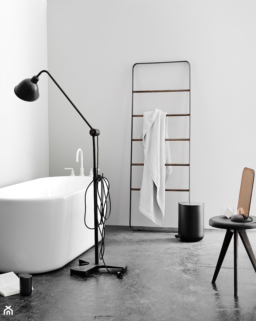 Średnia jako pokój kąpielowy z marmurową podłogą łazienka, styl skandynawski - zdjęcie od Czerwona Maszyna.pl