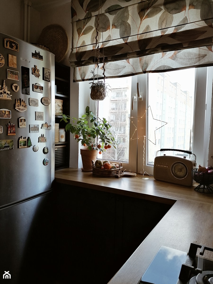 Lodówka w kuchni i schowek za lodówką - zdjęcie od Olga Drozd