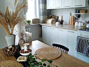 Salon z kuchnią w bloku - Mała zamknięta biała z zabudowaną lodówką kuchnia jednorzędowa z oknem, styl skandynawski - zdjęcie od Olga Drozd