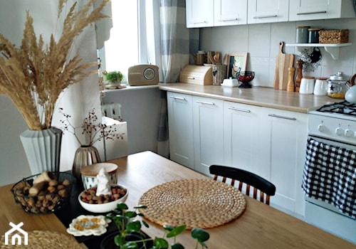Salon z kuchnią w bloku - Mała zamknięta biała z zabudowaną lodówką kuchnia jednorzędowa z oknem, styl skandynawski - zdjęcie od Olga Drozd