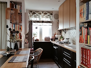 Kuchnia w bloku czerń z drewnem - zdjęcie od Olga Drozd