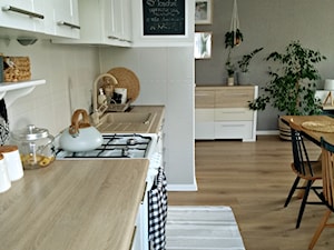 Salon z kuchnią w bloku - Średnia otwarta z salonem szara z zabudowaną lodówką z nablatowym zlewozmywakiem kuchnia jednorzędowa, styl skandynawski - zdjęcie od Olga Drozd