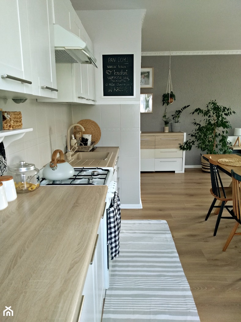 Salon z kuchnią w bloku - Średnia otwarta z salonem szara z zabudowaną lodówką z nablatowym zlewozmywakiem kuchnia jednorzędowa, styl skandynawski - zdjęcie od Olga Drozd - Homebook