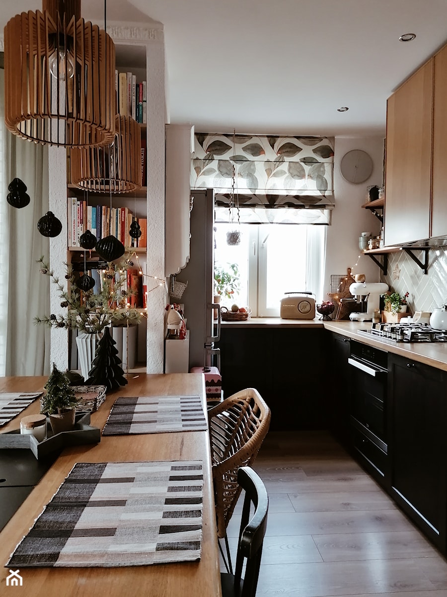 Kuchnia w bloku Ikea. Widok na kuchnię z salonu - zdjęcie od Olga Drozd