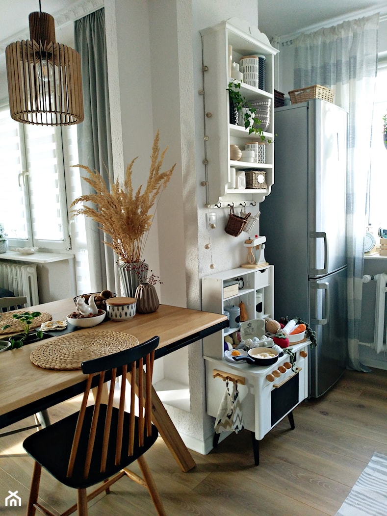 Salon z kuchnią w bloku - Mała otwarta biała z zabudowaną lodówką kuchnia jednorzędowa z oknem, styl skandynawski - zdjęcie od Olga Drozd - Homebook
