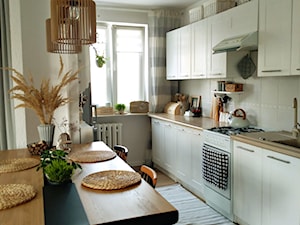 Salon z kuchnią w bloku - Średnia zamknięta szara z zabudowaną lodówką z nablatowym zlewozmywakiem kuchnia jednorzędowa z oknem, styl skandynawski - zdjęcie od Olga Drozd