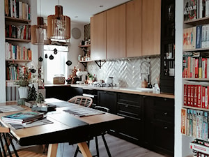 Kuchnia w bloku czerń i drewno. Kuchnia Ikea - zdjęcie od Olga Drozd