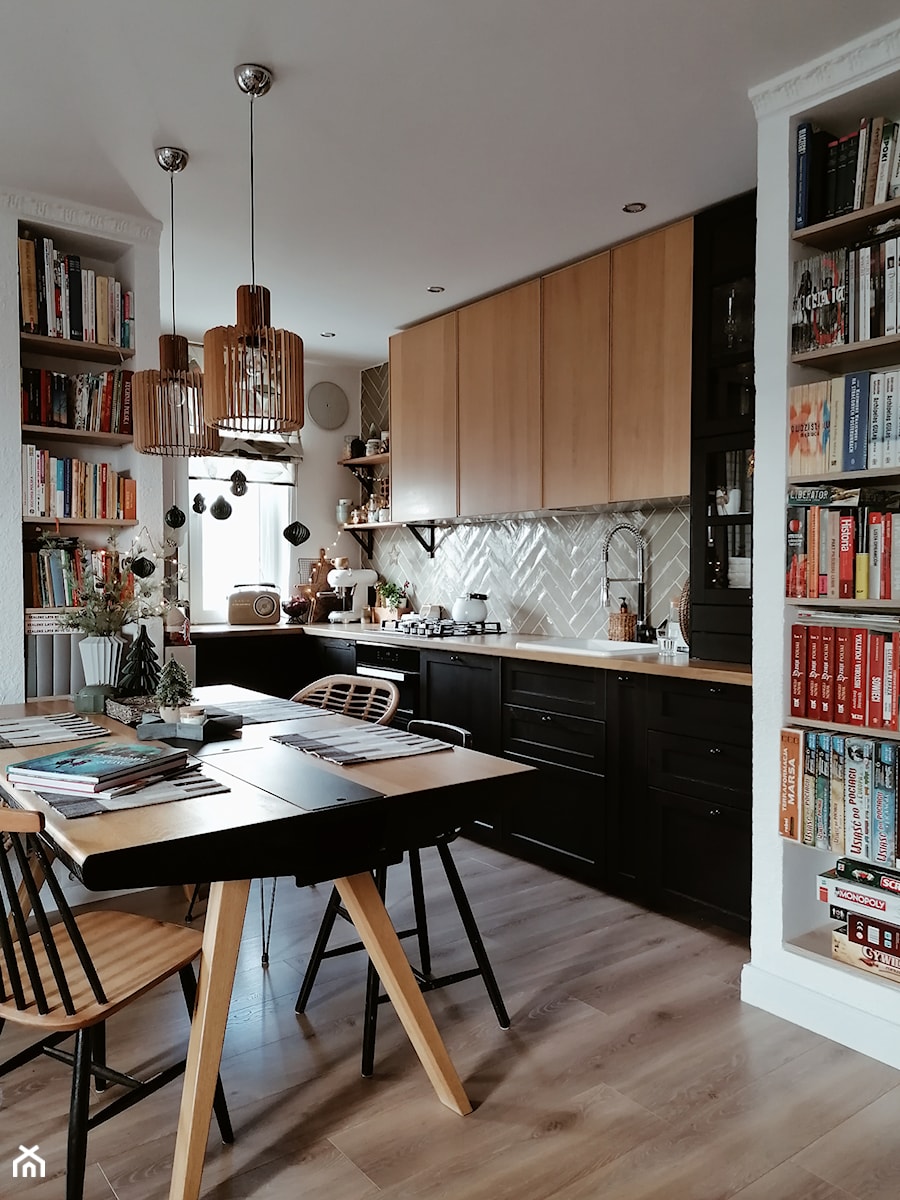 Kuchnia w bloku czerń i drewno. Kuchnia Ikea - zdjęcie od Olga Drozd