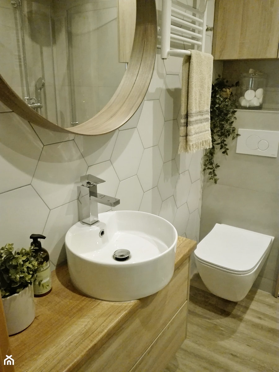 Łazienka w bloku - Mała na poddaszu bez okna łazienka, styl skandynawski - zdjęcie od Olga Drozd