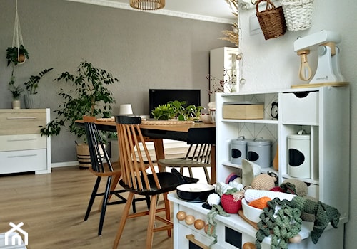 Salon z kuchnią w bloku - Średnia szara jadalnia w salonie, styl skandynawski - zdjęcie od Olga Drozd