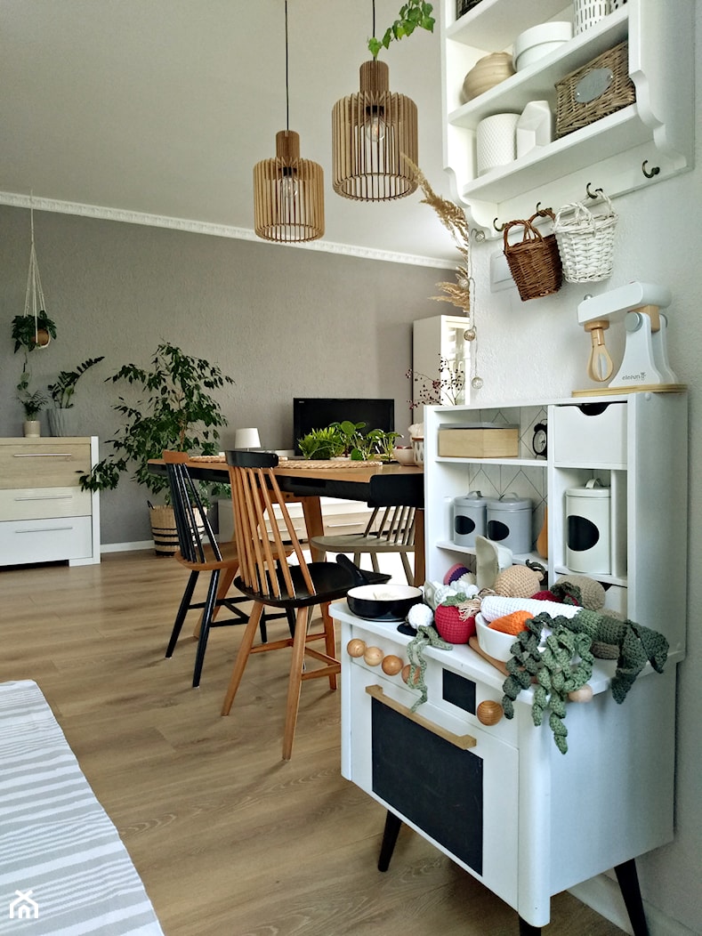 Salon z kuchnią w bloku - Średnia szara jadalnia w salonie, styl skandynawski - zdjęcie od Olga Drozd - Homebook