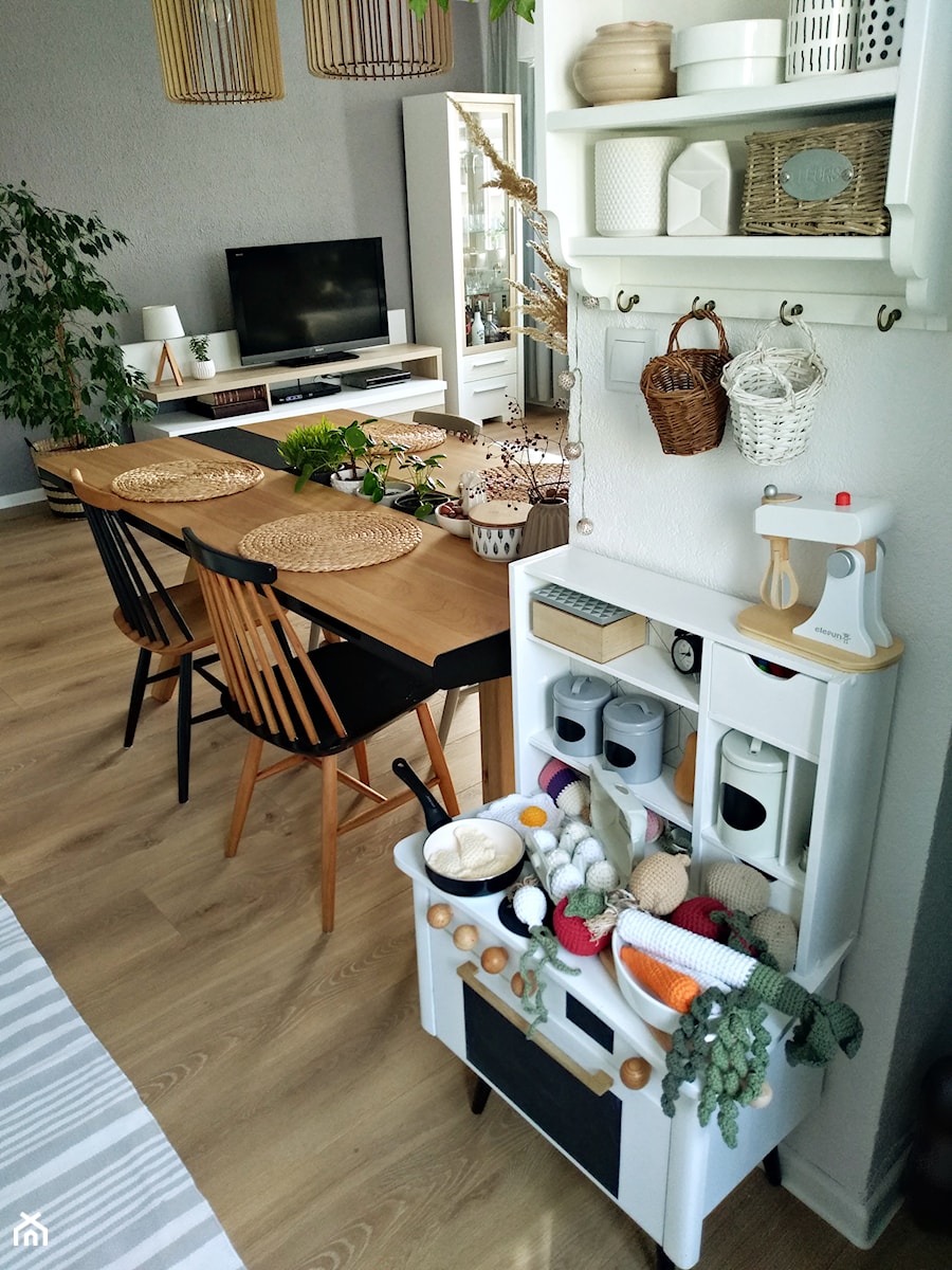 #metamorfozakuchni - Mała otwarta z salonem biała szara kuchnia jednorzędowa - zdjęcie od Olga Drozd