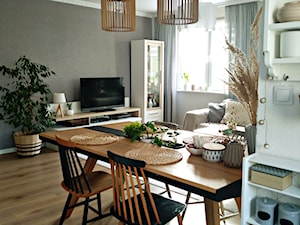 Salon z kuchnią w bloku - Mały biały szary salon z kuchnią z jadalnią z barkiem, styl skandynawski - zdjęcie od Olga Drozd