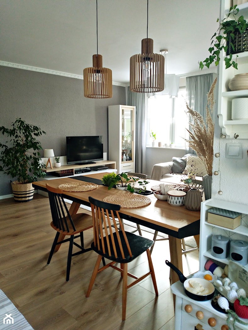 Salon z kuchnią w bloku - Mały biały szary salon z kuchnią z jadalnią z barkiem, styl skandynawski - zdjęcie od Olga Drozd - Homebook