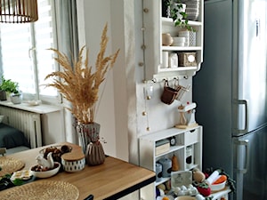 #metamorfozakuchni - Mała otwarta biała z lodówką wolnostojącą kuchnia jednorzędowa z oknem - zdjęcie od Olga Drozd