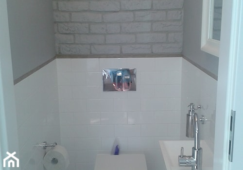Biały domek - Mała na poddaszu bez okna z lustrem łazienka, styl skandynawski - zdjęcie od Racica