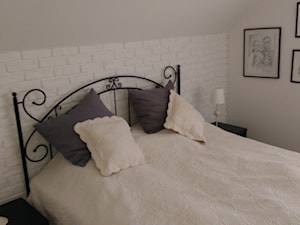 Biały domek - Mała biała szara sypialnia, styl skandynawski - zdjęcie od Racica