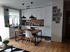 metamorfoza mieszkania w bloku #metamorfoza #mieszkaniewbloku #pokójdzienny #kuchnia - Średnia otwarta z salonem biała szara z zabudowaną lodówką z nablatowym zlewozmywakiem kuchnia w kształcie litery l z oknem - zdjęcie od AGATA NOWICKA