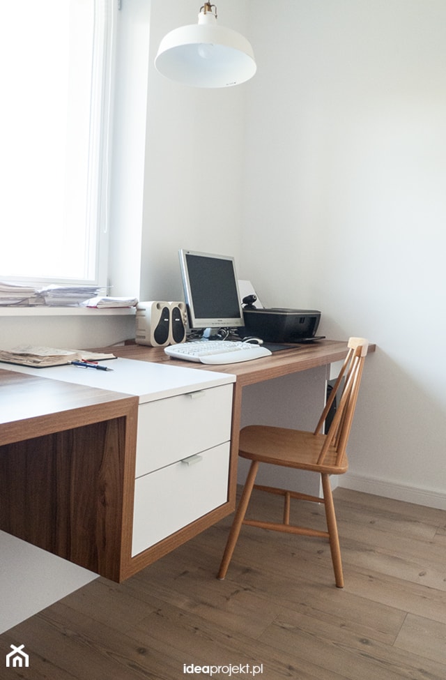 Gabinet konstruktora - Małe z zabudowanym biurkiem białe biuro, styl skandynawski - zdjęcie od idea projekt