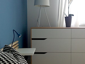 Mieszkanie pokazowe- Rotmanka - Mała biała niebieska sypialnia, styl skandynawski - zdjęcie od idea projekt