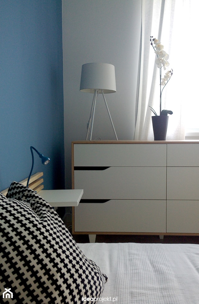 Mieszkanie pokazowe- Rotmanka - Mała biała niebieska sypialnia, styl skandynawski - zdjęcie od idea projekt