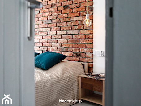 Aranżacje wnętrz - Sypialnia: Mieszkanie na wynajem- Sopot - Mała biała sypialnia, styl industrialny - idea projekt. Przeglądaj, dodawaj i zapisuj najlepsze zdjęcia, pomysły i inspiracje designerskie. W bazie mamy już prawie milion fotografii!