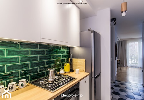 Projekt mieszkania w Gdańsku - Mała otwarta biała zielona z lodówką wolnostojącą kuchnia jednorzędowa, styl nowoczesny - zdjęcie od idea projekt