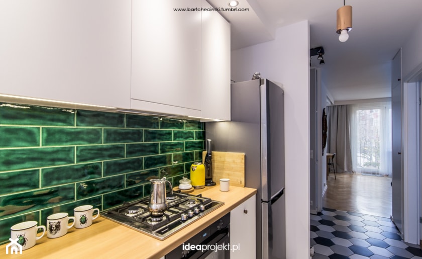 Projekt mieszkania w Gdańsku - Mała otwarta biała zielona z lodówką wolnostojącą kuchnia jednorzędowa, styl nowoczesny - zdjęcie od idea projekt