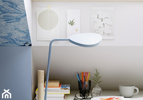 Apartament nadmorski - Mała szara z biurkiem sypialnia na poddaszu, styl skandynawski - zdjęcie od idea projekt