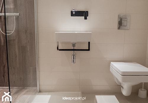 Projekt WC z prysznicem - Mała na poddaszu bez okna łazienka, styl rustykalny - zdjęcie od idea projekt