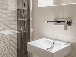Projekt WC z prysznicem - Mała bez okna z lustrem z punktowym oświetleniem łazienka, styl rustykalny - zdjęcie od idea projekt