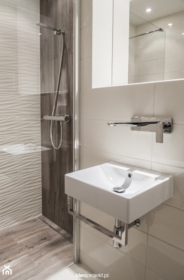 Projekt WC z prysznicem - Mała bez okna z lustrem z punktowym oświetleniem łazienka, styl rustykalny - zdjęcie od idea projekt
