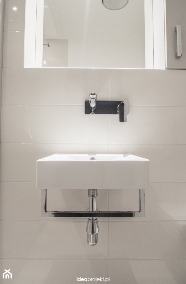 Projekt WC z prysznicem - Mała bez okna z lustrem z punktowym oświetleniem łazienka, styl rustykalny - zdjęcie od idea projekt - Homebook