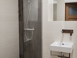 Projekt WC z prysznicem - Mała na poddaszu bez okna z lustrem łazienka, styl rustykalny - zdjęcie od idea projekt