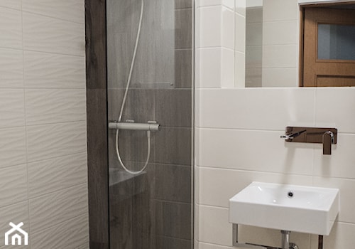 Projekt WC z prysznicem - Mała na poddaszu bez okna z lustrem łazienka, styl rustykalny - zdjęcie od idea projekt
