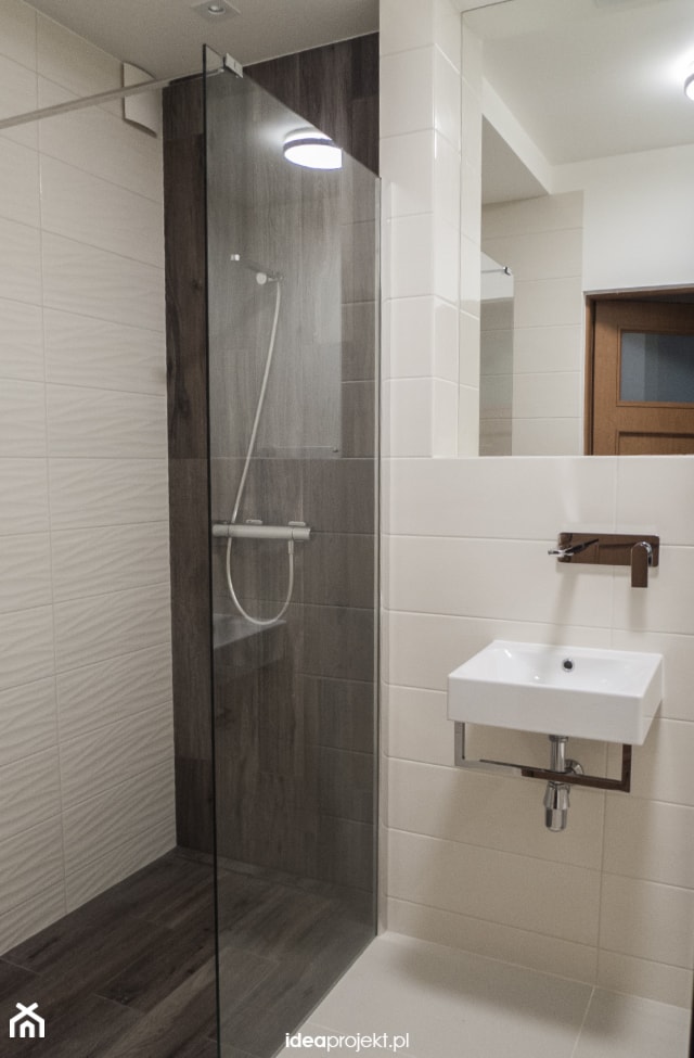Projekt WC z prysznicem - Mała na poddaszu bez okna z lustrem łazienka, styl rustykalny - zdjęcie od idea projekt - Homebook