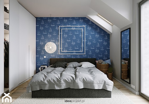 Apartament nadmorski - Średnia biała szara sypialnia na poddaszu z balkonem / tarasem, styl skandynawski - zdjęcie od idea projekt