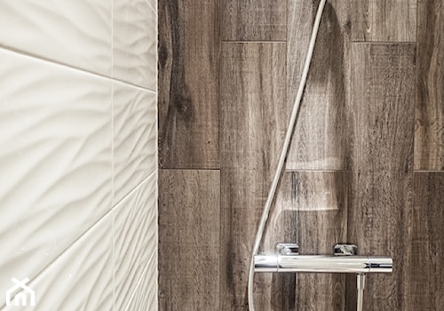 Projekt WC z prysznicem - Mała na poddaszu bez okna łazienka, styl rustykalny - zdjęcie od idea projekt