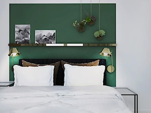 Zieleń - motyw przewodni - Mała biała zielona sypialnia, styl skandynawski - zdjęcie od idea projekt