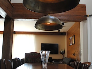 Kolonialny "misz masz" - Średnia beżowa biała jadalnia w salonie - zdjęcie od Projekt Kawka