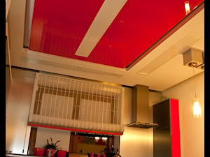 Dom jednorodzinny Kalinówka - Średnia z czerwonymi frontami otwarta z kamiennym blatem szara z zabudowaną lodówką kuchnia jednorzędowa z oknem, styl minimalistyczny - zdjęcie od Auraprojekt