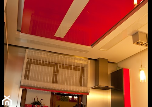 Dom jednorodzinny Kalinówka - Średnia z czerwonymi frontami otwarta z kamiennym blatem szara z zabudowaną lodówką kuchnia jednorzędowa z oknem, styl minimalistyczny - zdjęcie od Auraprojekt