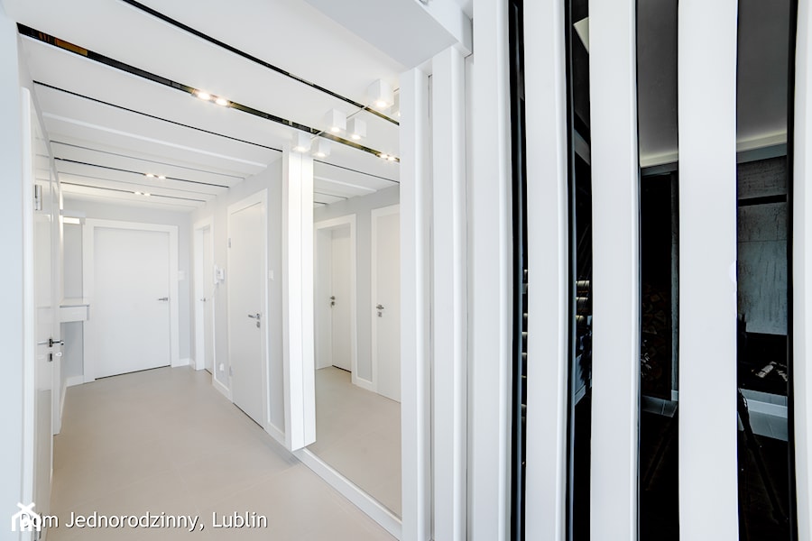 Dom jednorodzinny ul.Goplan Lublin - Duży biały hol / przedpokój, styl minimalistyczny - zdjęcie od Auraprojekt