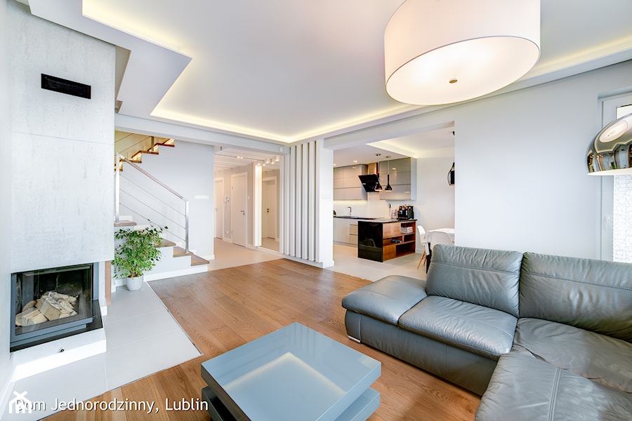 Dom jednorodzinny ul.Goplan Lublin - Duży biały salon, styl minimalistyczny - zdjęcie od Auraprojekt
