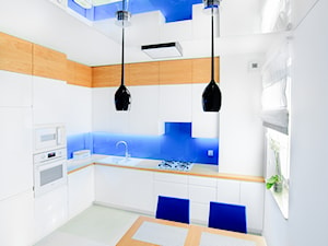 mieszkanie 60m2 ul.Kryształowa Lublin - Średnia otwarta z salonem biała niebieska z zabudowaną lodówką kuchnia w kształcie litery l z oknem, styl minimalistyczny - zdjęcie od Auraprojekt