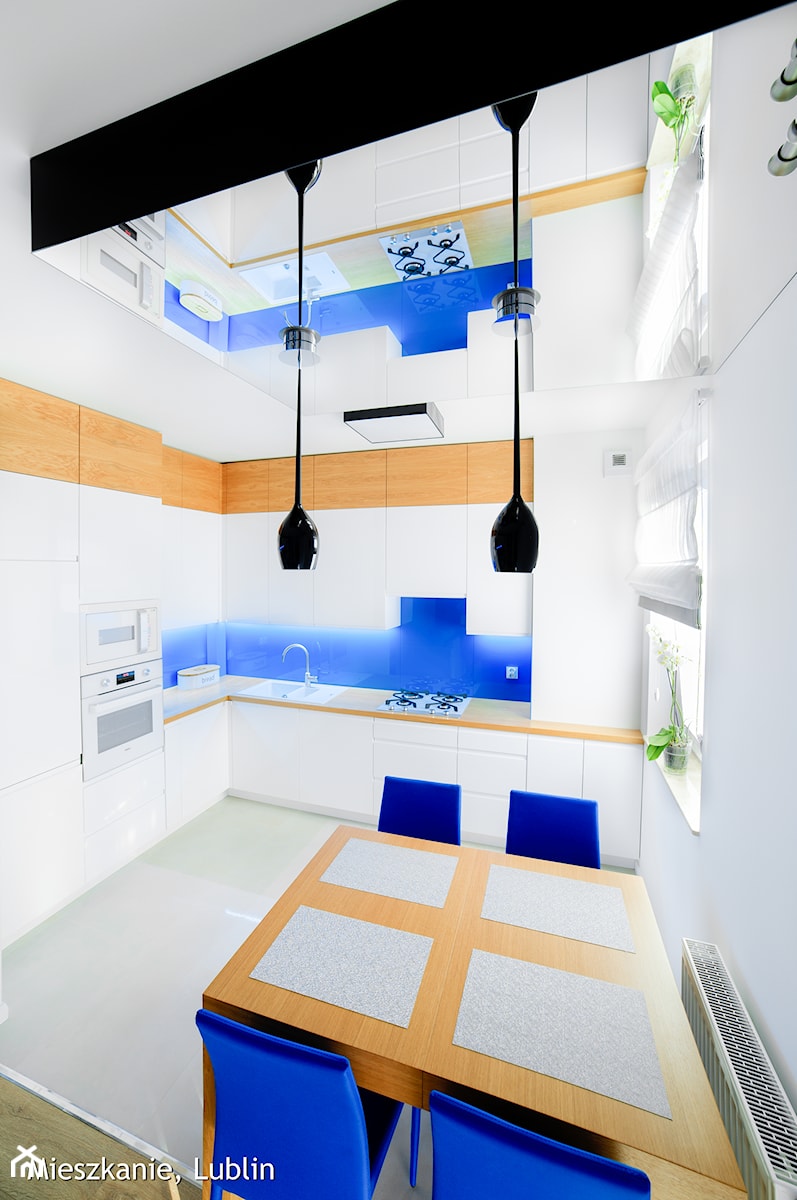 mieszkanie 60m2 ul.Kryształowa Lublin - Średnia otwarta z salonem biała niebieska z zabudowaną lodówką kuchnia w kształcie litery l z oknem, styl minimalistyczny - zdjęcie od Auraprojekt