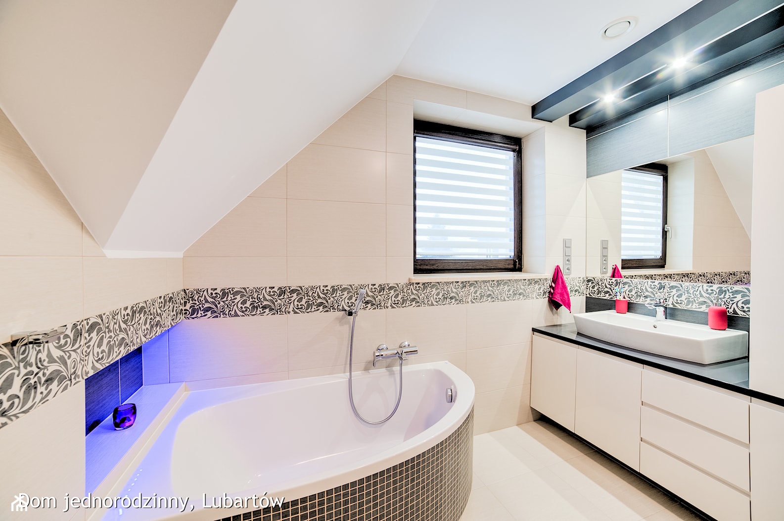 Dom jednorodzinny Lubartów - Średnia na poddaszu z punktowym oświetleniem łazienka z oknem, styl nowoczesny - zdjęcie od Auraprojekt - Homebook